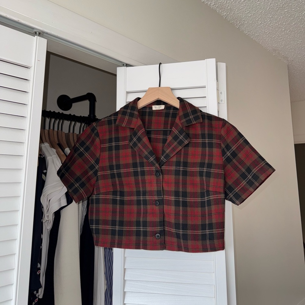 Brandy Melville/J Galt Cropped Button-front Red Plaid Shirt